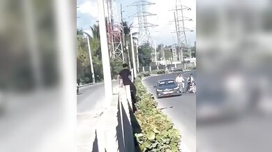 Nelegální závody na motorkách: Mladík v plné rychlosti narazil do stojícího auta a zázrakem přežil pád pod jiné vozidlo