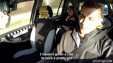 Giny Loud šuká taxikáře v jeho autě