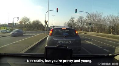 Giny Loud šuká taxikáře v jeho autě