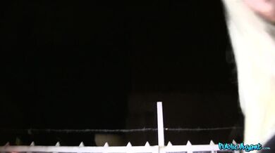 Žhavá prsatá blondýna rajtuje na obřím tvrdém péru