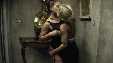 Mandy Dee šuká starého chlapa v retro pornu