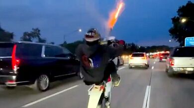 Ohňostroj během jízdy na zadním kole motocyklu