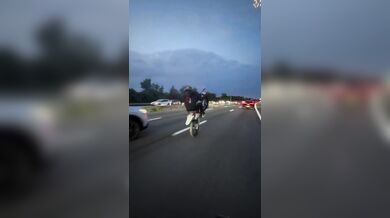 Ohňostroj během jízdy na zadním kole motocyklu