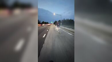 Ohňostroj během jízdy na zadním kole motocyklu
