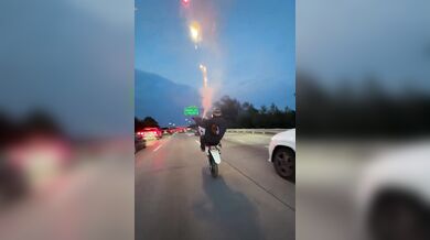 Ohňostroj během jízdy na zadním kole motocyklu
