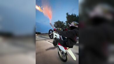 Ohňostroj během jízdy na zadním kole motocyklu