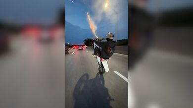 Ohňostroj během jízdy na zadním kole motocyklu