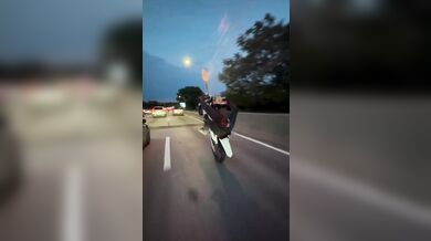 Ohňostroj během jízdy na zadním kole motocyklu
