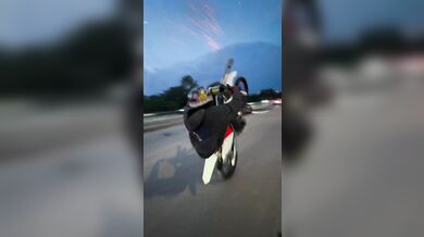 Ohňostroj během jízdy na zadním kole motocyklu