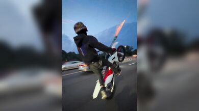 Ohňostroj během jízdy na zadním kole motocyklu
