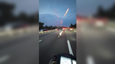 Ohňostroj během jízdy na zadním kole motocyklu