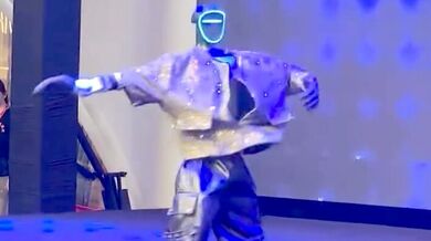 Humanoidní robot Unitree G1 předvedl téměř ladný tanec na klasickou hudbu v obchodním centru