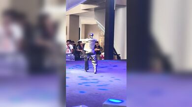 Humanoidní robot Unitree G1 předvedl téměř ladný tanec na klasickou hudbu v obchodním centru