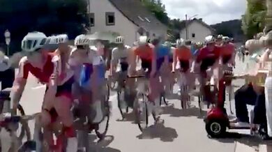 Kuriozita na závodech v Německu: Starší žena chtěla lepší výhled na cyklisty, způsobila pád pelotonu