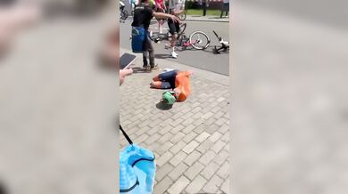 Kuriozita na závodech v Německu: Starší žena chtěla lepší výhled na cyklisty, způsobila pád pelotonu