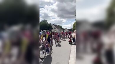 Kuriozita na závodech v Německu: Starší žena chtěla lepší výhled na cyklisty, způsobila pád pelotonu