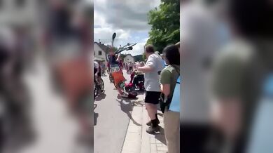 Kuriozita na závodech v Německu: Starší žena chtěla lepší výhled na cyklisty, způsobila pád pelotonu