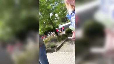 Kuriozita na závodech v Německu: Starší žena chtěla lepší výhled na cyklisty, způsobila pád pelotonu