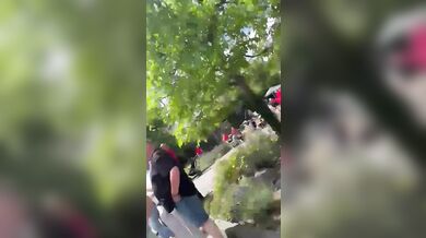 Kuriozita na závodech v Německu: Starší žena chtěla lepší výhled na cyklisty, způsobila pád pelotonu