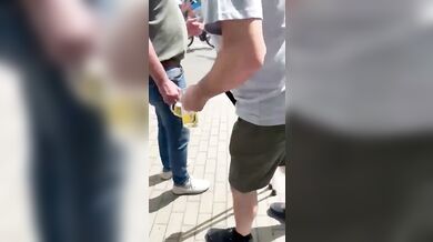 Kuriozita na závodech v Německu: Starší žena chtěla lepší výhled na cyklisty, způsobila pád pelotonu