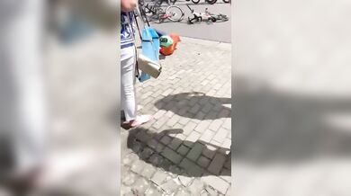 Kuriozita na závodech v Německu: Starší žena chtěla lepší výhled na cyklisty, způsobila pád pelotonu
