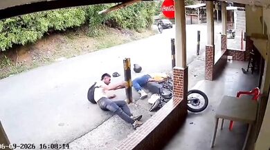 Motorkář kvůli vysoké rychlosti nezvládl zatáčku a tvrdě havaroval