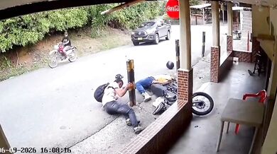 Motorkář kvůli vysoké rychlosti nezvládl zatáčku a tvrdě havaroval