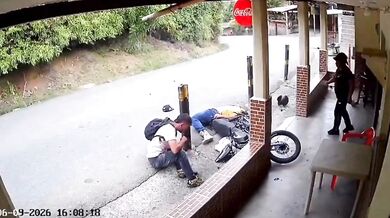 Motorkář kvůli vysoké rychlosti nezvládl zatáčku a tvrdě havaroval