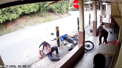 Motorkář kvůli vysoké rychlosti nezvládl zatáčku a tvrdě havaroval