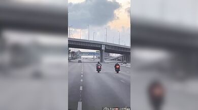 Brutální nehoda motorkářů na dálnici v Egyptě