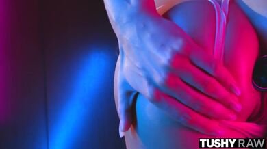 Tushy RAW - Elsa Jean si protáhne svůj těsný zadek
