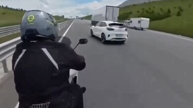 Motocyklista sražen nepozorným řidičem automobilu