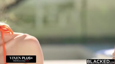 Nádherná a fit blondýnka Dakota Lyn v kleštích dvou masivních BBC