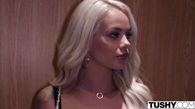 TUSHY - Elsa si užívá Anal s Kaydenovou hračkou, když se ona dívá