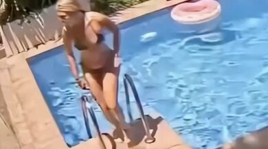 Šokující pád u bazénu: Žena na mokré podlaze ztratila rovnováhu a zřítila se z výšky