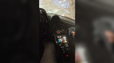 Francouzský pilot Bruce Jouanny vyjel v plné rychlosti z trati, z nehody vyvázl bez zranění