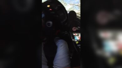 Francouzský pilot Bruce Jouanny vyjel v plné rychlosti z trati, z nehody vyvázl bez zranění