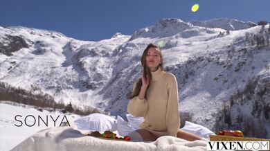 Sonya Blaze a Bunny si užívají žhavé chvilky v Alpách – vášnivý lesbický sex