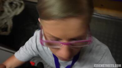 Zralá česká učitelka šuká před svými studenty