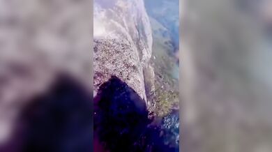 Čtyřiačtyřicetiletý turista se zřítil ze skály jen pár sekund po vyfocení na vrcholu
