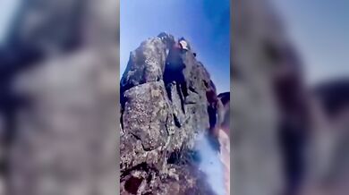 Čtyřiačtyřicetiletý turista se zřítil ze skály jen pár sekund po vyfocení na vrcholu