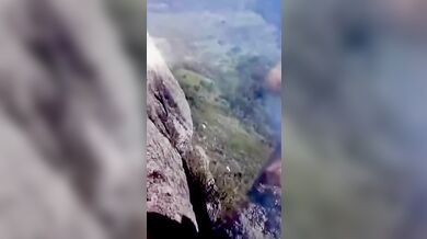 Čtyřiačtyřicetiletý turista se zřítil ze skály jen pár sekund po vyfocení na vrcholu