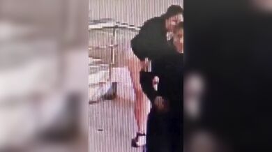 Policistka při ukazování zbraně omylem postřelila kamarádku do břicha