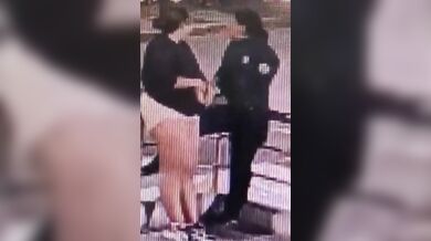 Policistka při ukazování zbraně omylem postřelila kamarádku do břicha