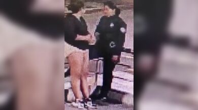 Policistka při ukazování zbraně omylem postřelila kamarádku do břicha