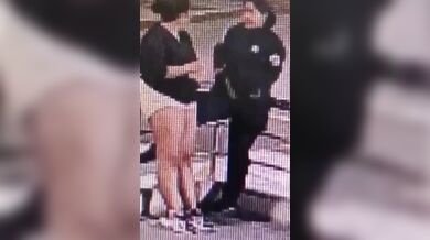 Policistka při ukazování zbraně omylem postřelila kamarádku do břicha