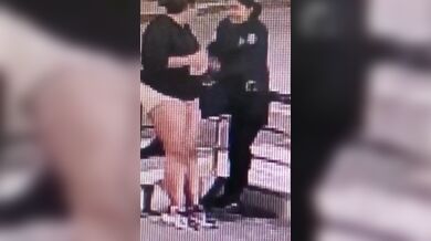 Policistka při ukazování zbraně omylem postřelila kamarádku do břicha