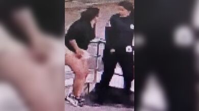 Policistka při ukazování zbraně omylem postřelila kamarádku do břicha