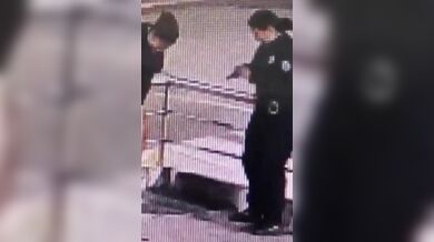 Policistka při ukazování zbraně omylem postřelila kamarádku do břicha