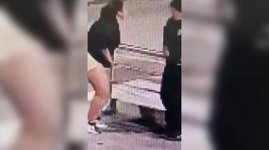 Policistka při ukazování zbraně omylem postřelila kamarádku do břicha